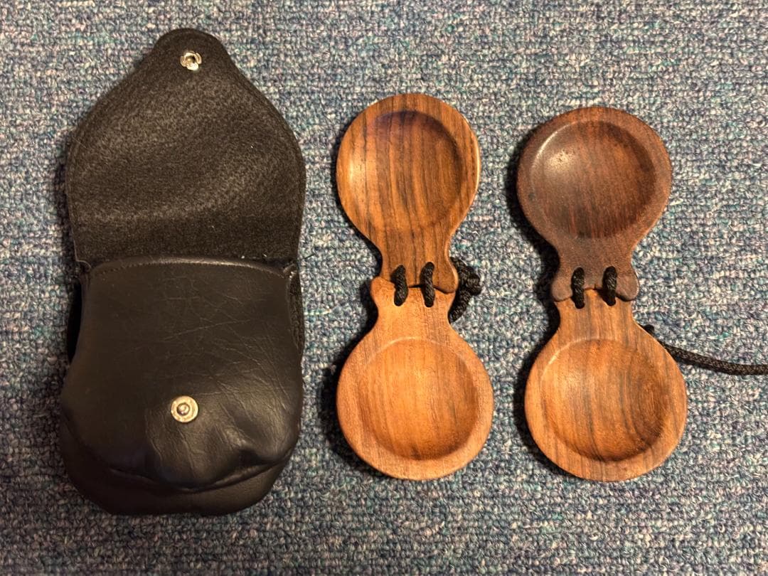 フォークダンス用　木製カスタネットとレザーケース