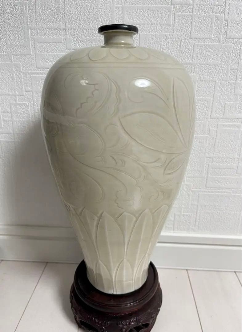 中国 宋時代 定窯白磁 细陰刻花卉文瓶 陶芸古美術 。