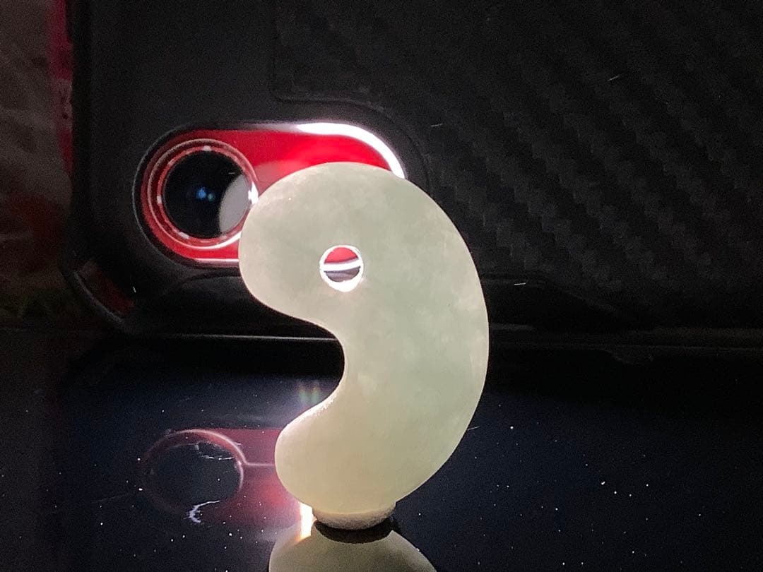 ✳間違いなく15万円以上の品‼️ 糸魚川翡翠氷種勾玉　本物の一生物　鑑定鑑別書付‼️