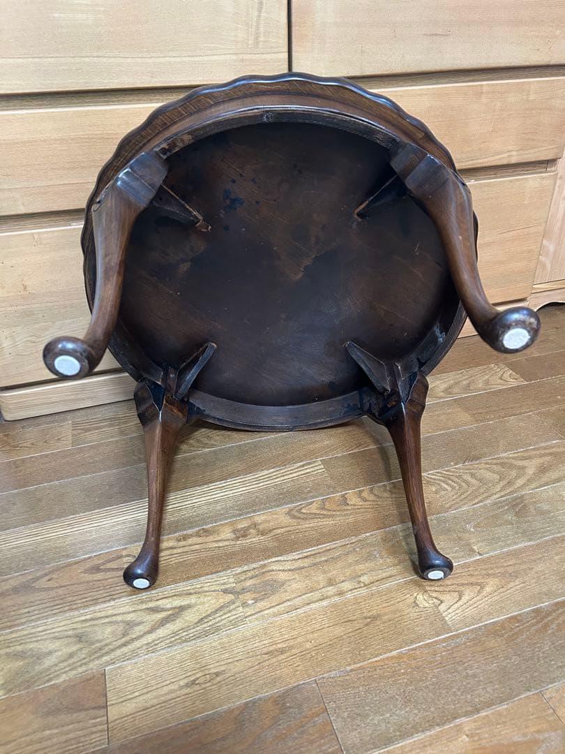 イギリス　アンティーク　コーヒーテーブル　猫脚　フリルの丸テーブル