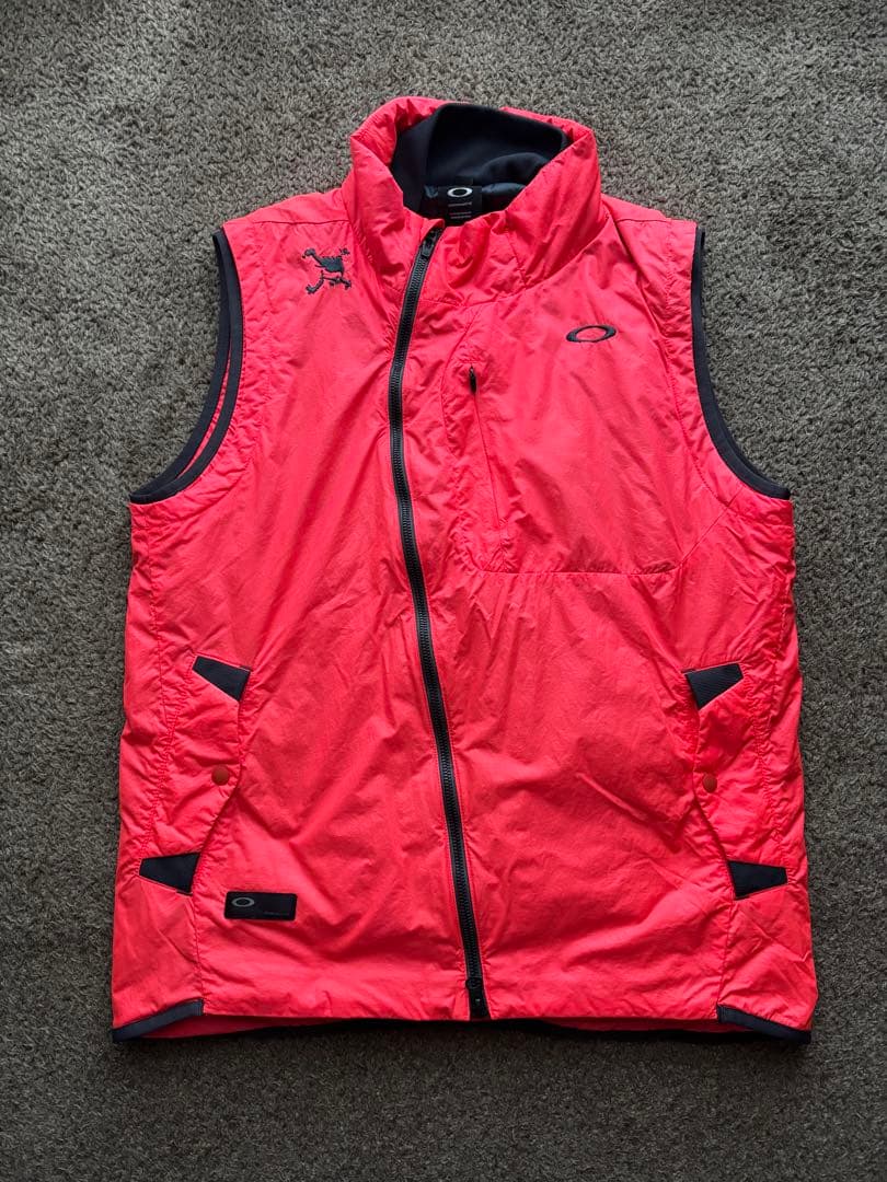 Oakley ピンク　ダウンベスト　中綿　斜めジップ　スカル　ゴルフ　テック系