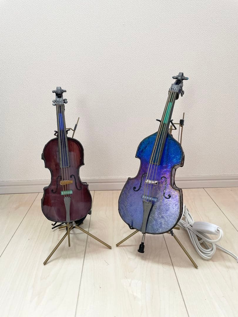 マホガニーのチェロ　ダークブルーのコントラバス　ステンドグラス