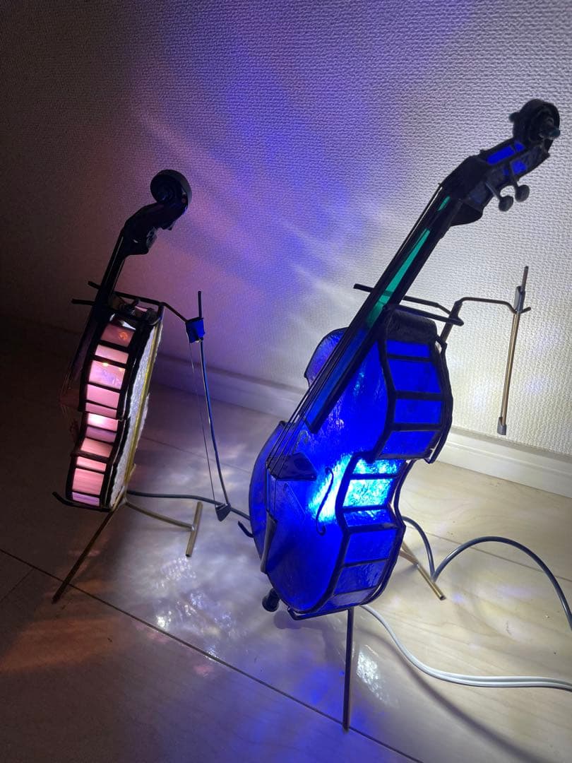 マホガニーのチェロ　ダークブルーのコントラバス　ステンドグラス