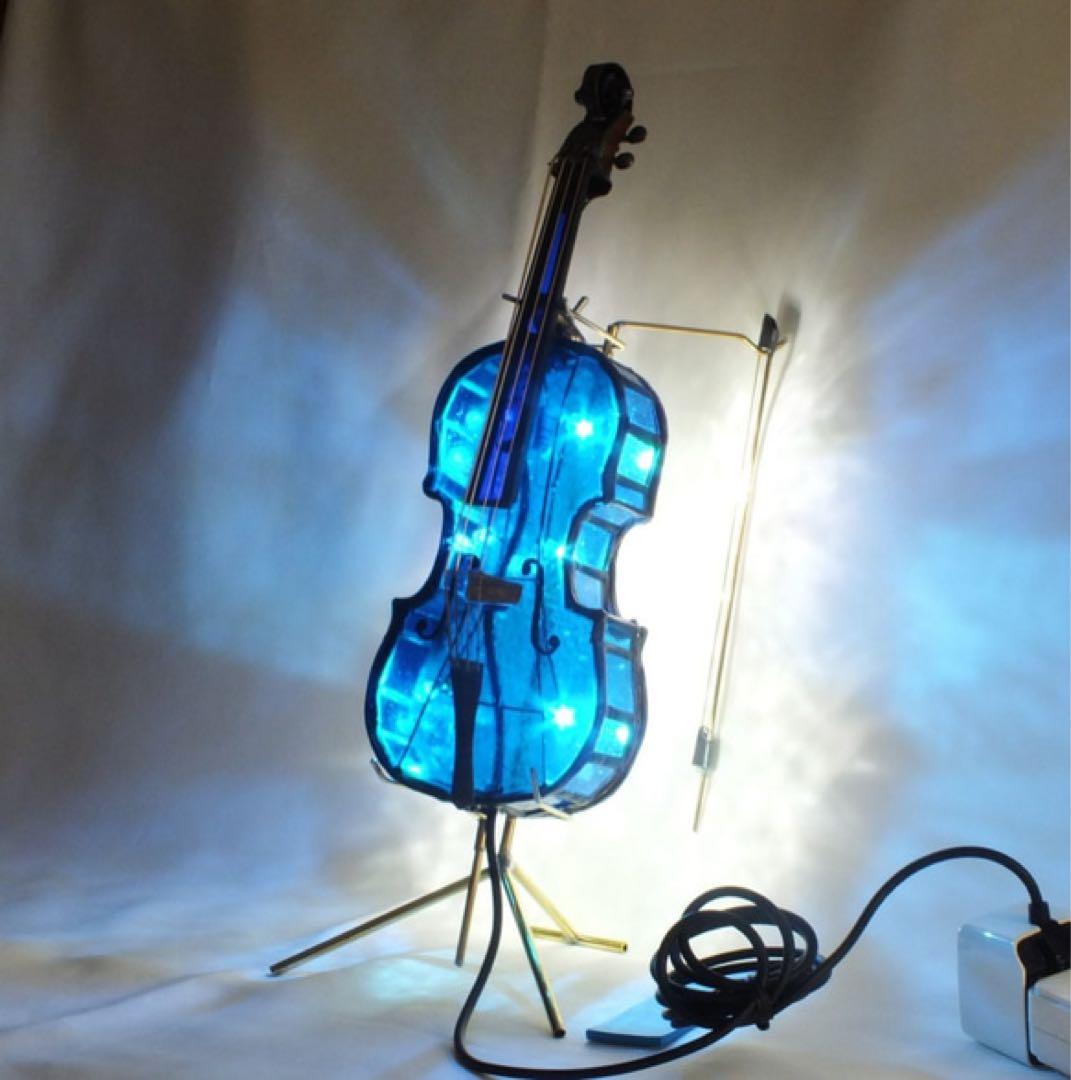 マホガニーのチェロ　ダークブルーのコントラバス　ステンドグラス