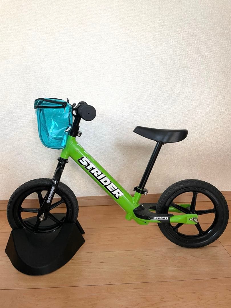美品！STRIDERストライダー バランスバイク 緑 前カゴ付き　固定台付き