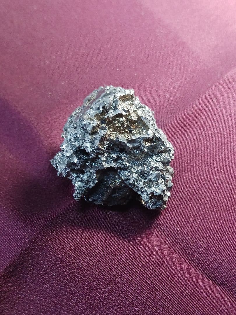 玉鋼　日本刀の元祖、真髄 三日三晩製作して完成される。 玉鋼の紹介です。