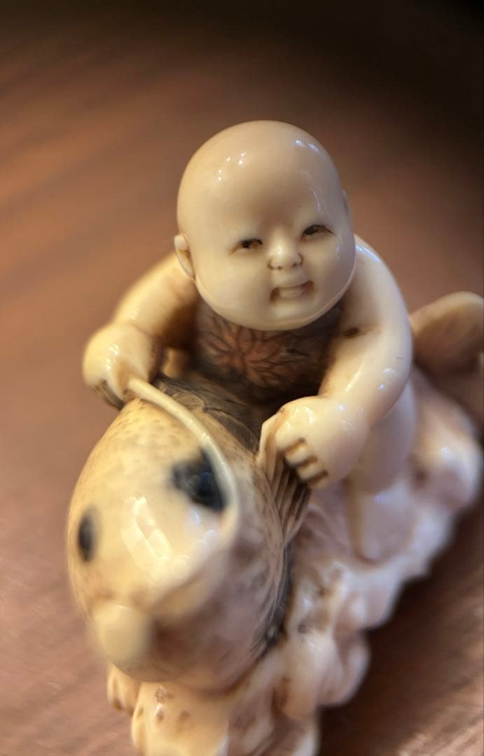 根付 銘「秋月」 唐子大魚乗り 時代物 26g 牙調 提物 精密彫刻