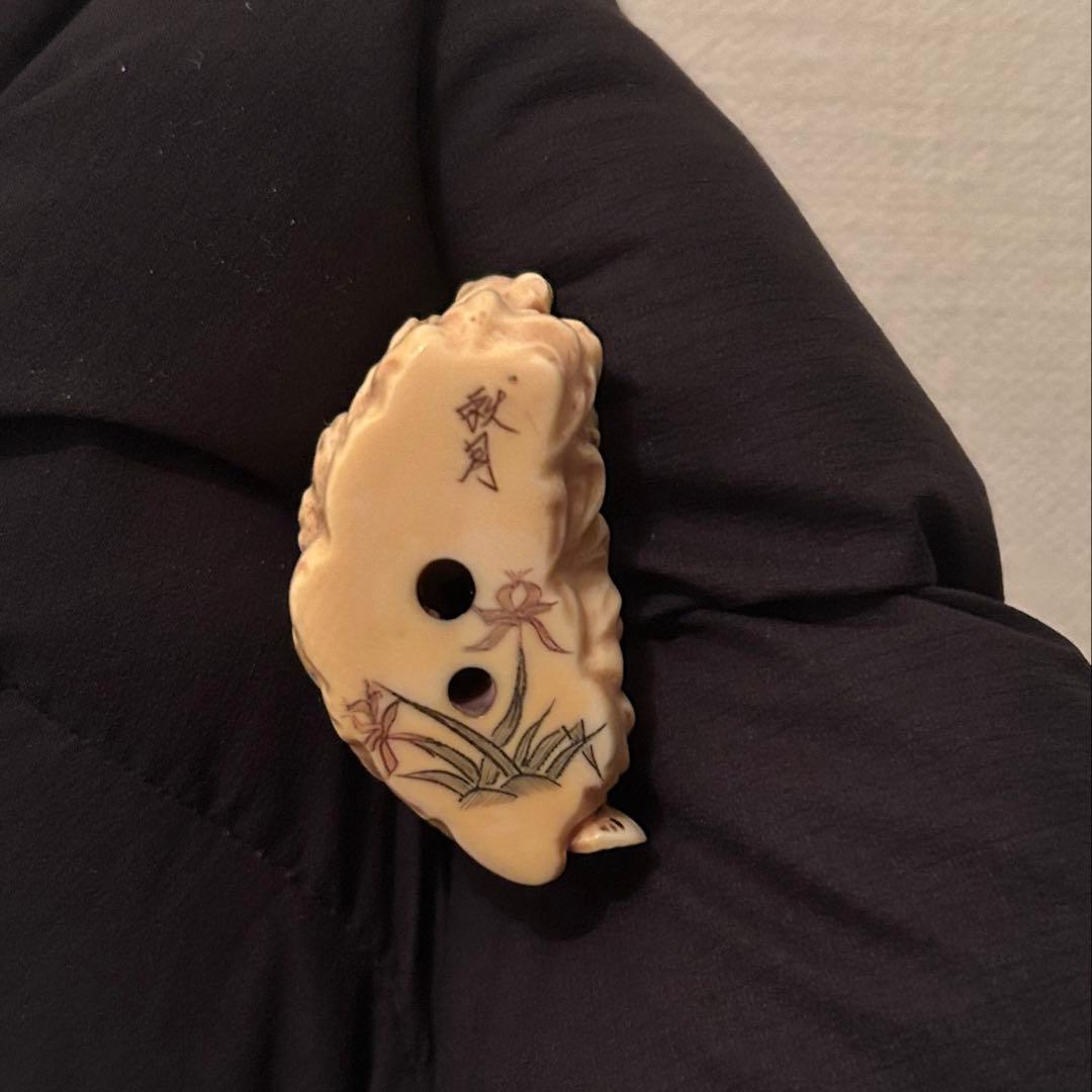 根付 銘「秋月」 唐子大魚乗り 時代物 26g 牙調 提物 精密彫刻