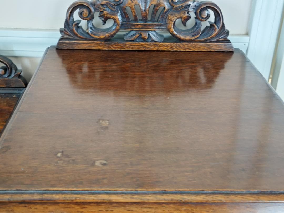 英国アンティーク サイドボード オーク材の彫刻装飾付き家具