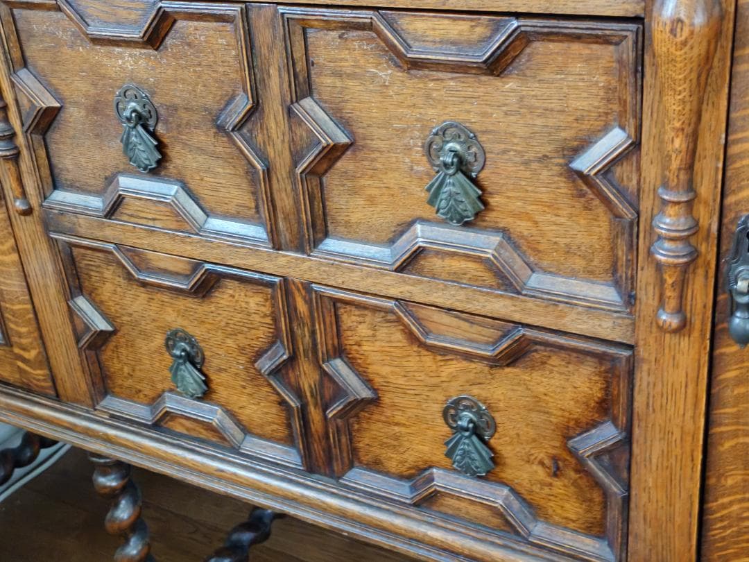 英国アンティーク サイドボード オーク材の彫刻装飾付き家具