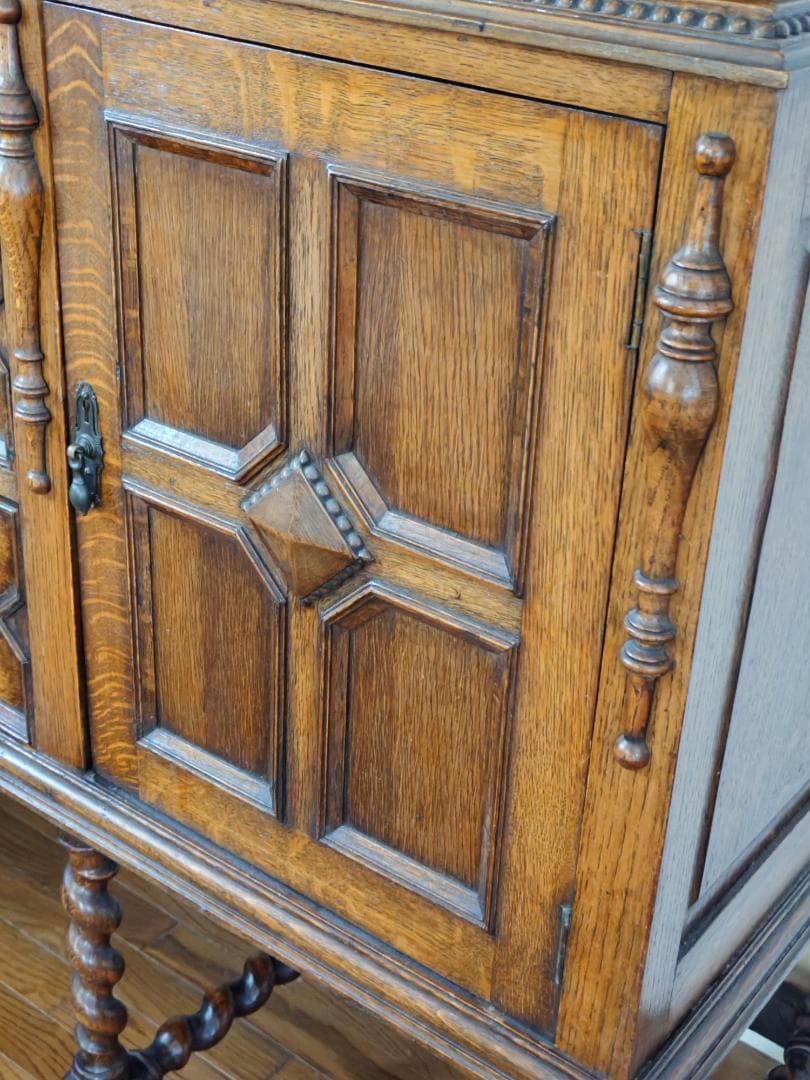 英国アンティーク サイドボード オーク材の彫刻装飾付き家具