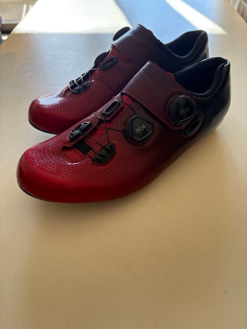 美品のシマノRC701 44Eのワイドサイズ　赤から黒色　インソールは新品です。