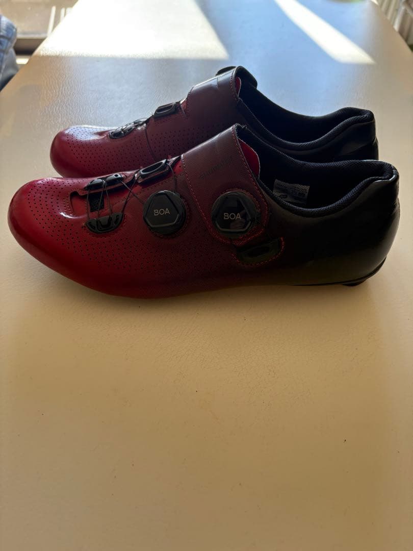 美品のシマノRC701 44Eのワイドサイズ　赤から黒色　インソールは新品です。