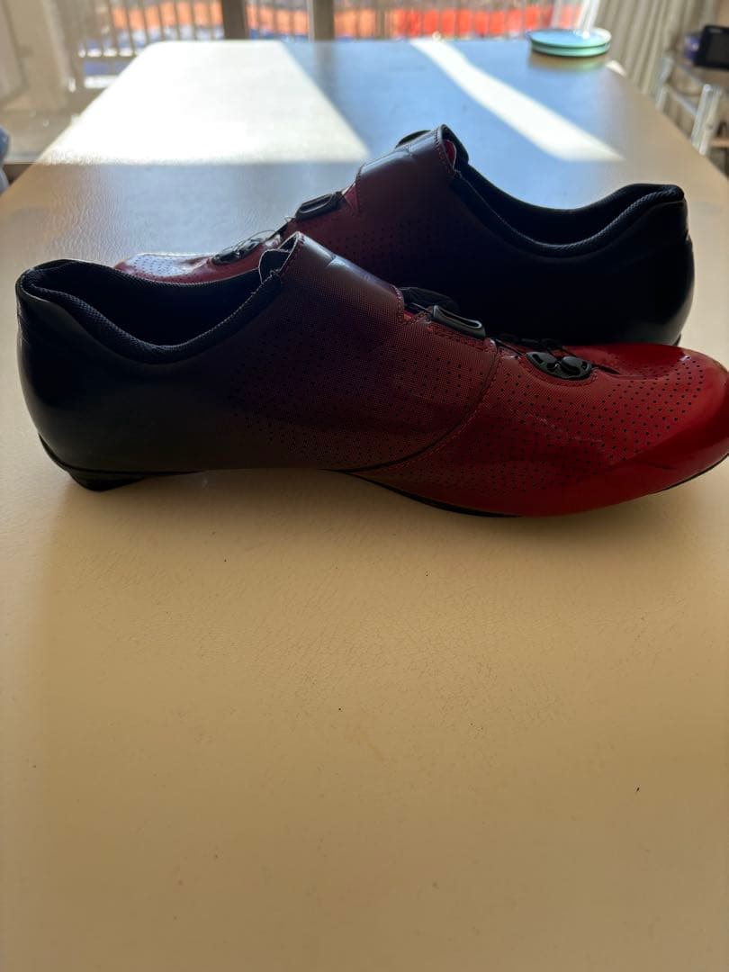 美品のシマノRC701 44Eのワイドサイズ　赤から黒色　インソールは新品です。