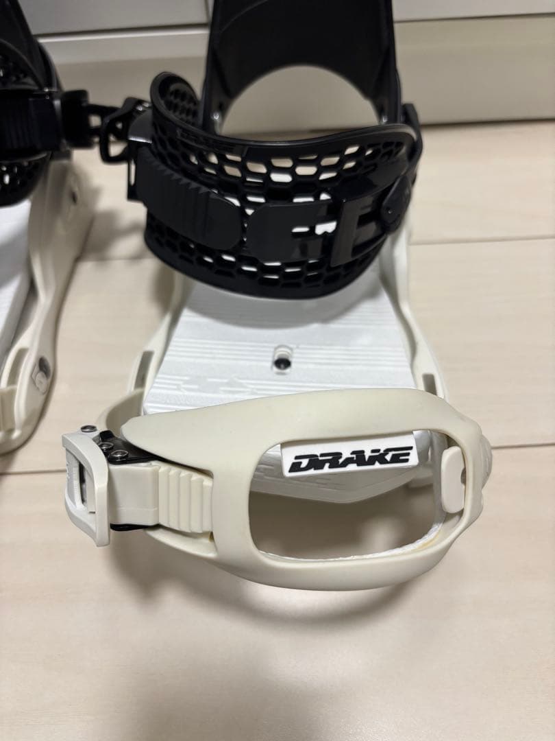 DRAKE FIFTY M スノーボードビンディング ホワイト/ブラック