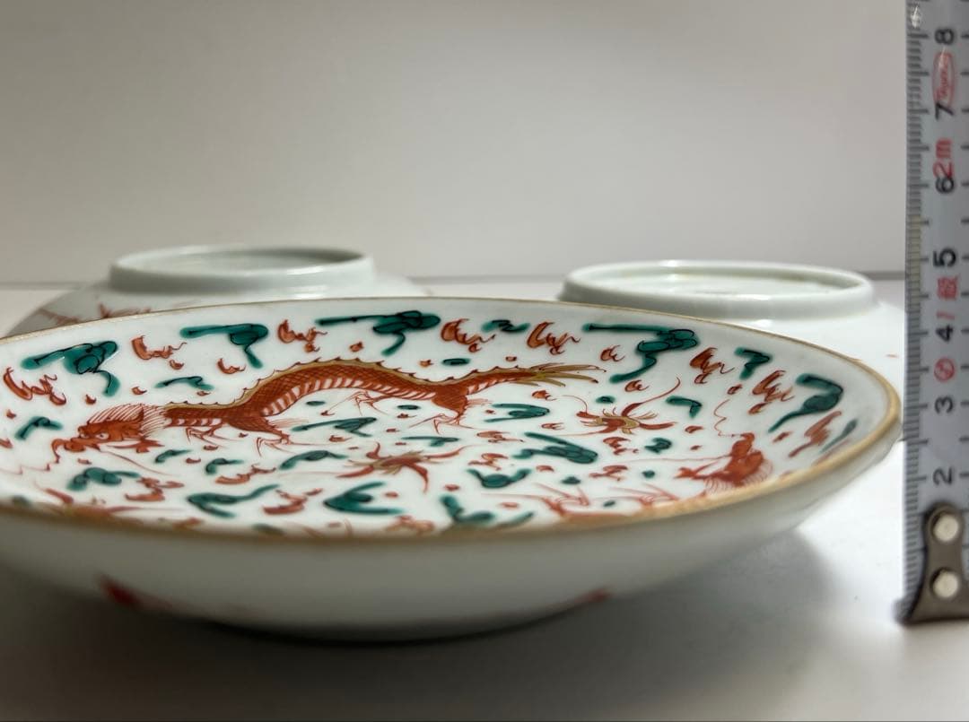 中国美術　赤絵龍図中皿　直径約16㎝　東R8-0204☆2Fタサオ