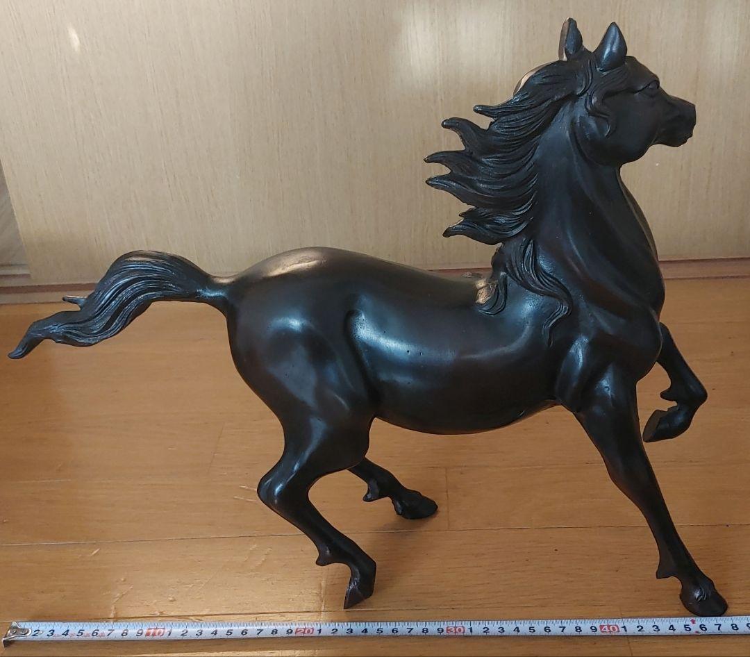 馬の金属製彫刻 走る姿勢