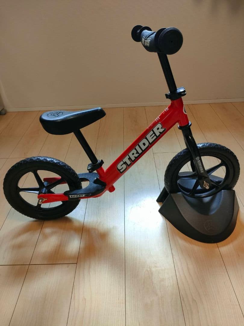 STRIDER バランスバイク 赤 スタンド付き