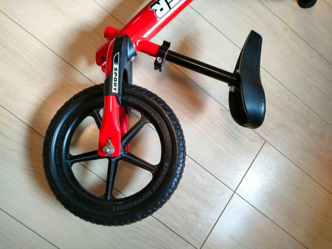 STRIDER バランスバイク 赤 スタンド付き