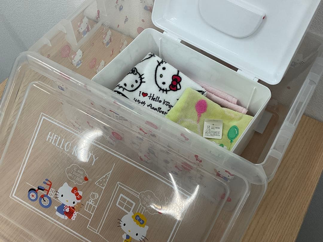 ハローキティ 収納ボックスとタオルセット