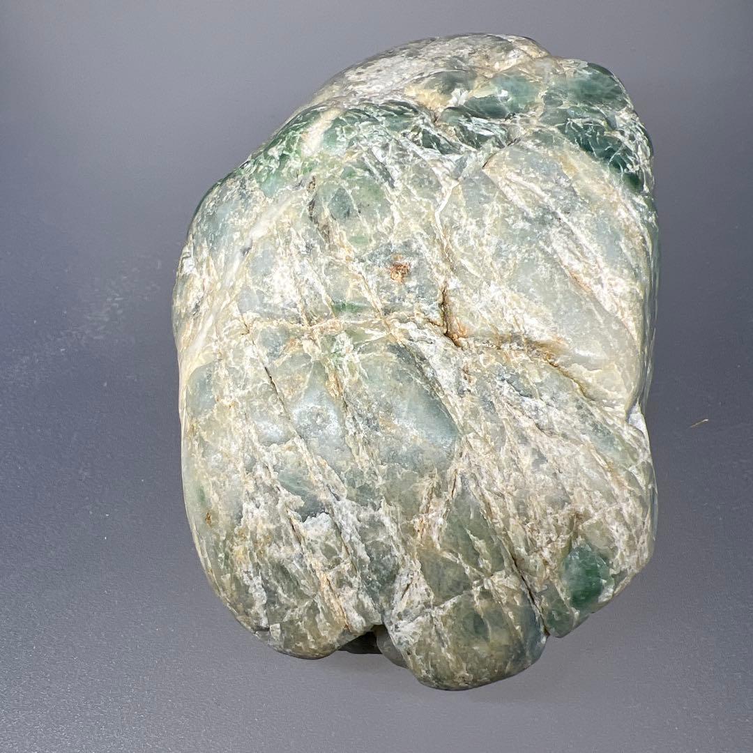 【最終】翡翠原石　糸魚川産643g 鉱物標本