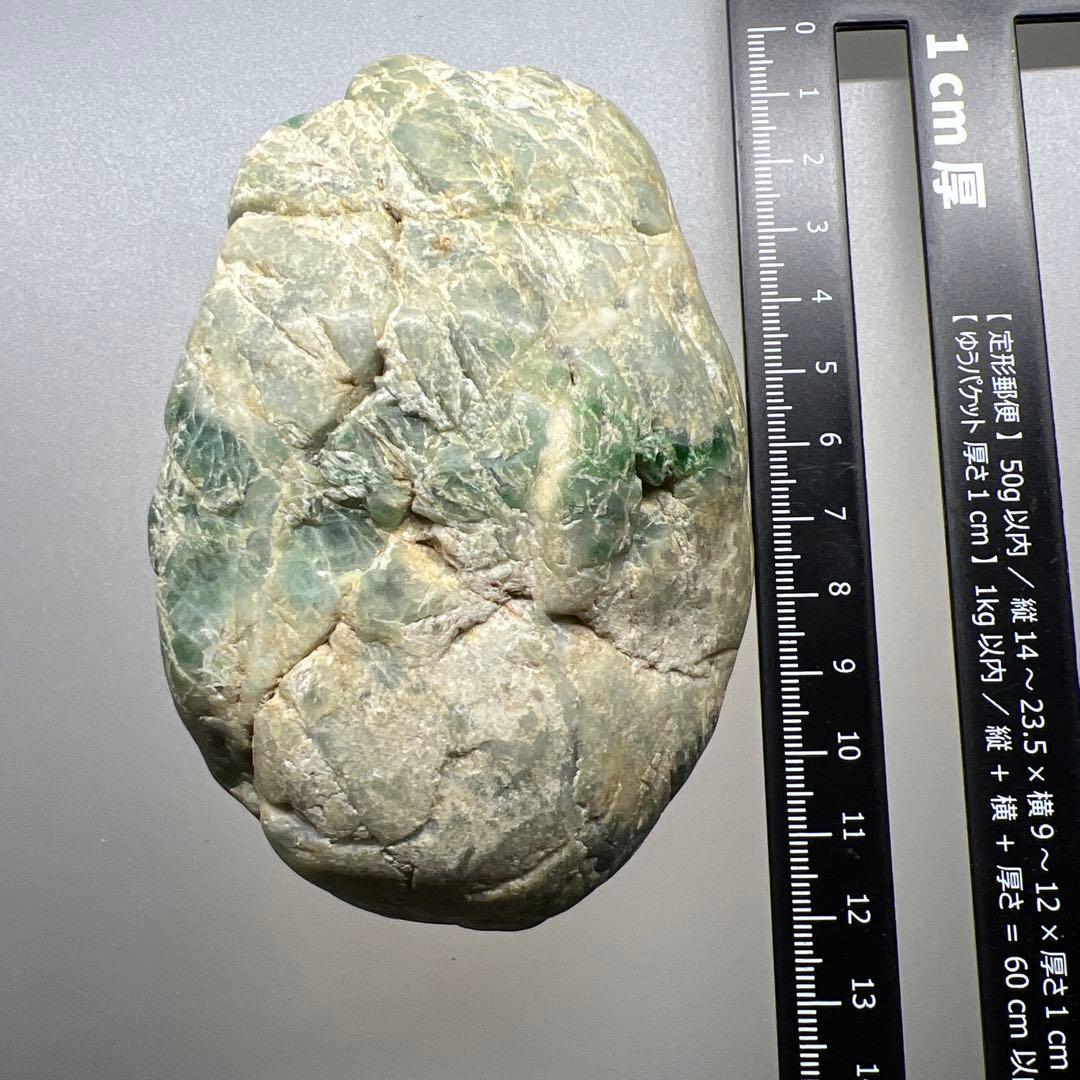 【最終】翡翠原石　糸魚川産643g 鉱物標本