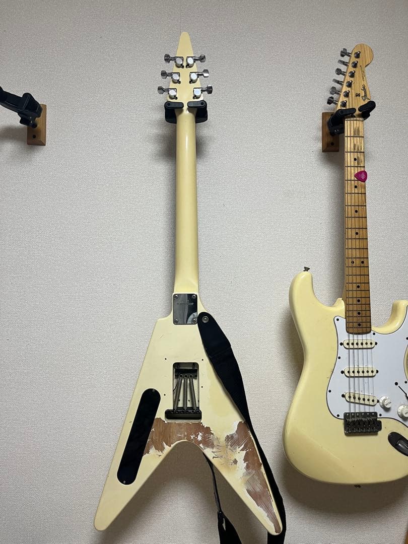クリーム色 フライングV エレキギター