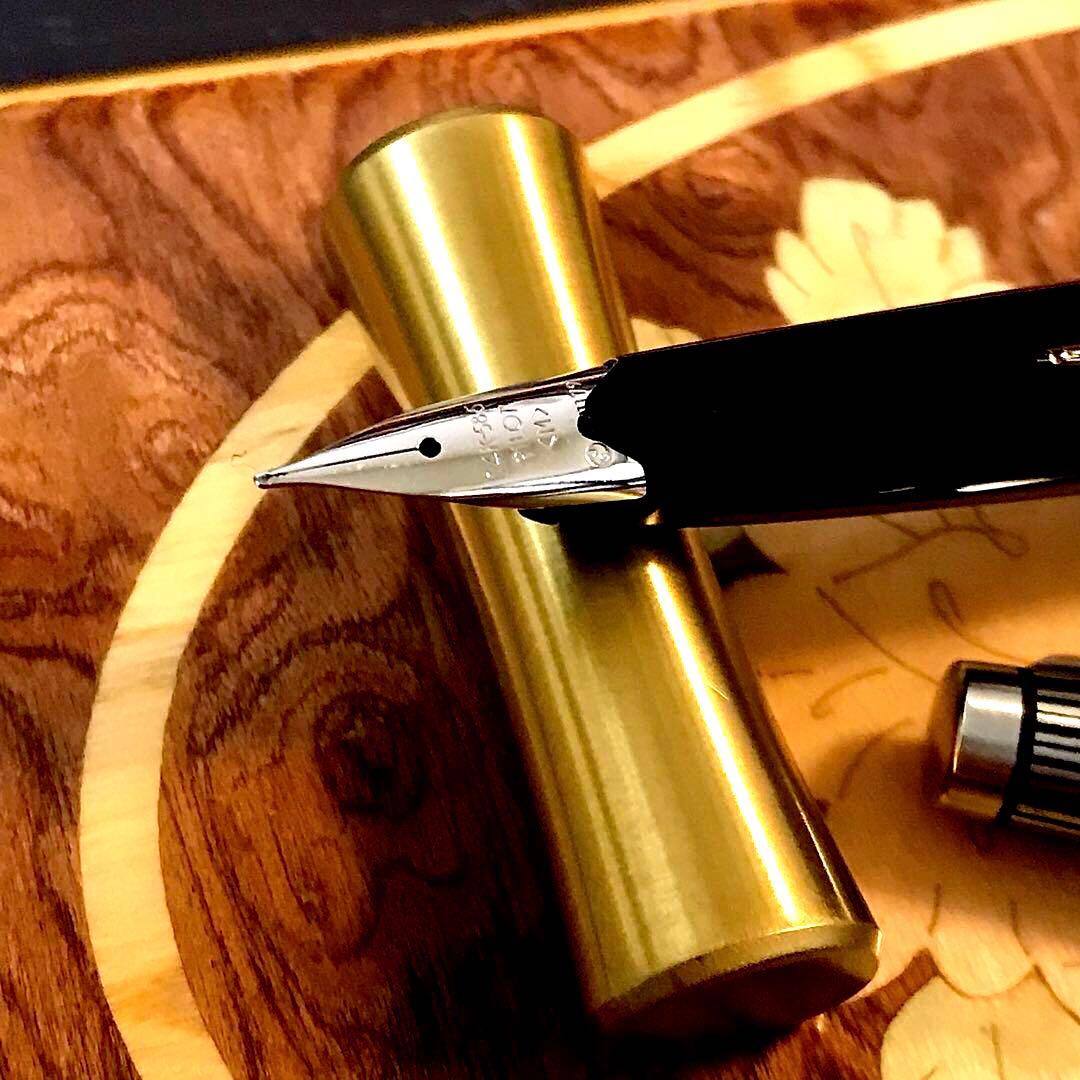 ☆超お勧め☆美しいパイロットエリート万年筆格子柄（M)☆希少品