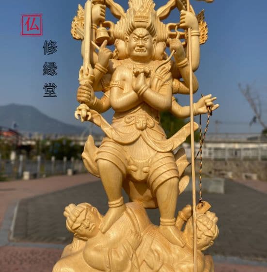【修縁堂】一刀彫り 繊細彫刻 不動明王 仏像立像 美術工芸品