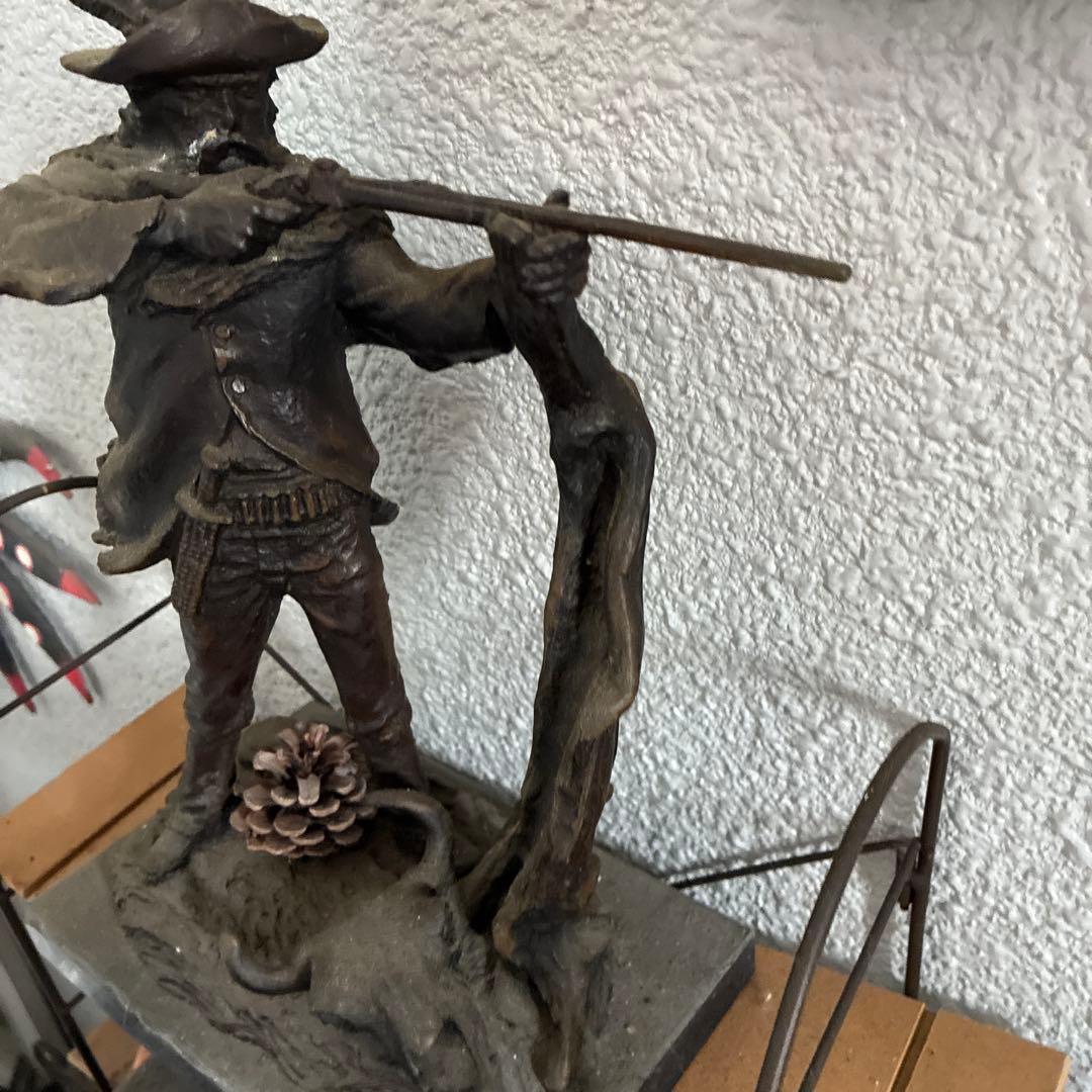 お値引きしました@ めちゃ重たい狩猟者の金属製彫刻 30センチ
