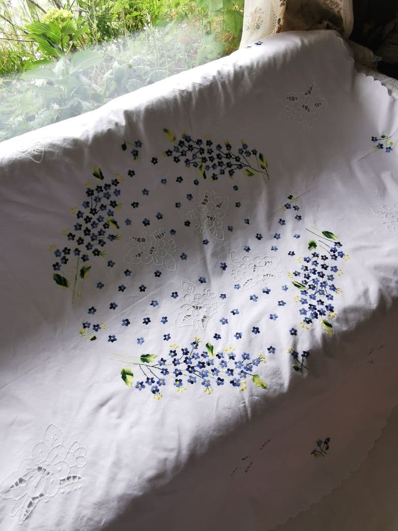 アンティークフランス 青と黄の小花刺繍 忘れな草 オープンカットワーク大判クロス