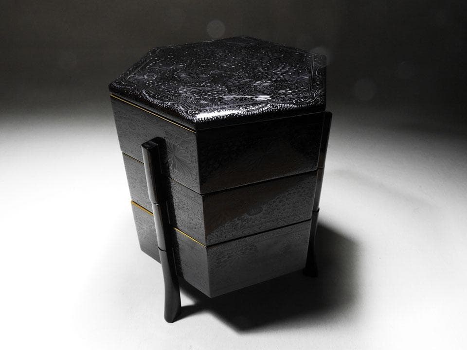 ●旧家名品 三つ重ね 亀甲形 菓子重箱 華やかな菊尽くし 美品 明治 大正 箱付