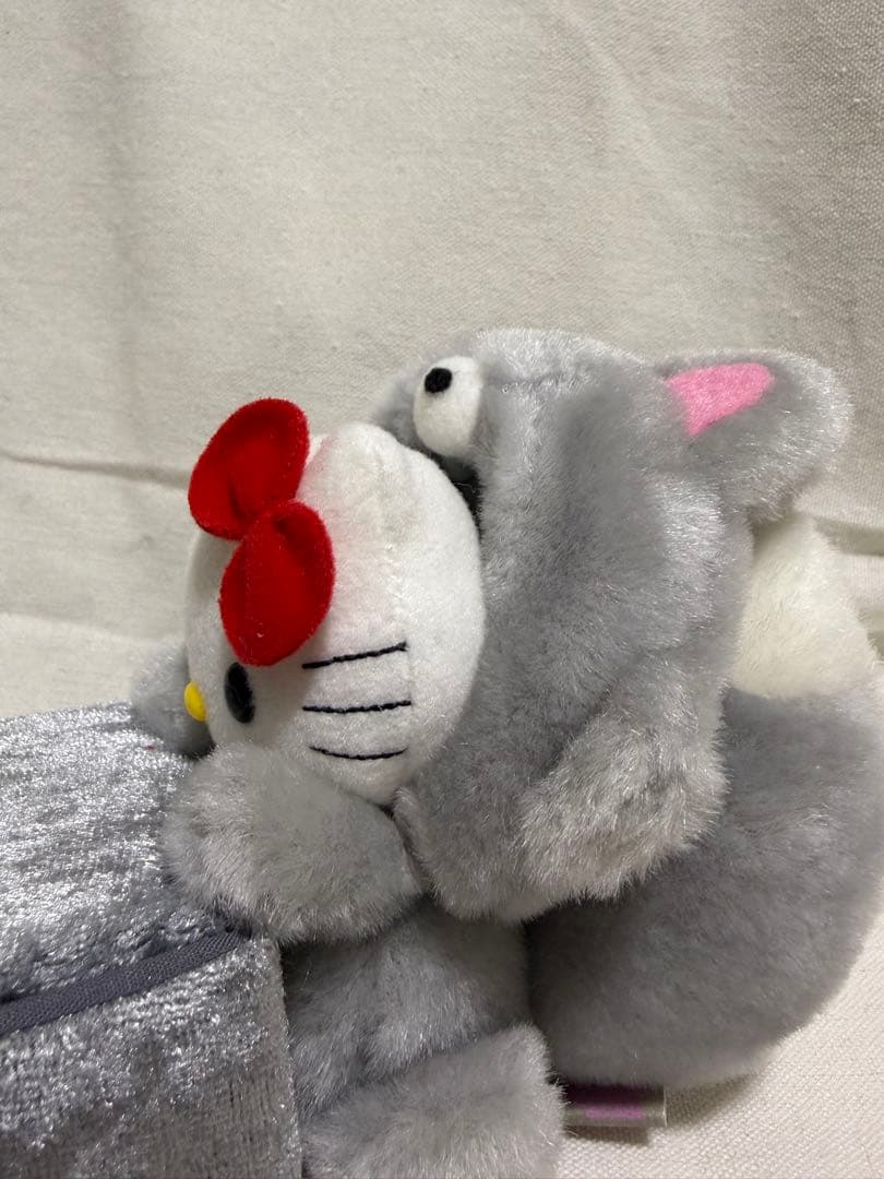 公*o様 【希少】北海道限定 ハローキティ 銀ギツネ ぬいぐるみ 収納ボックス付