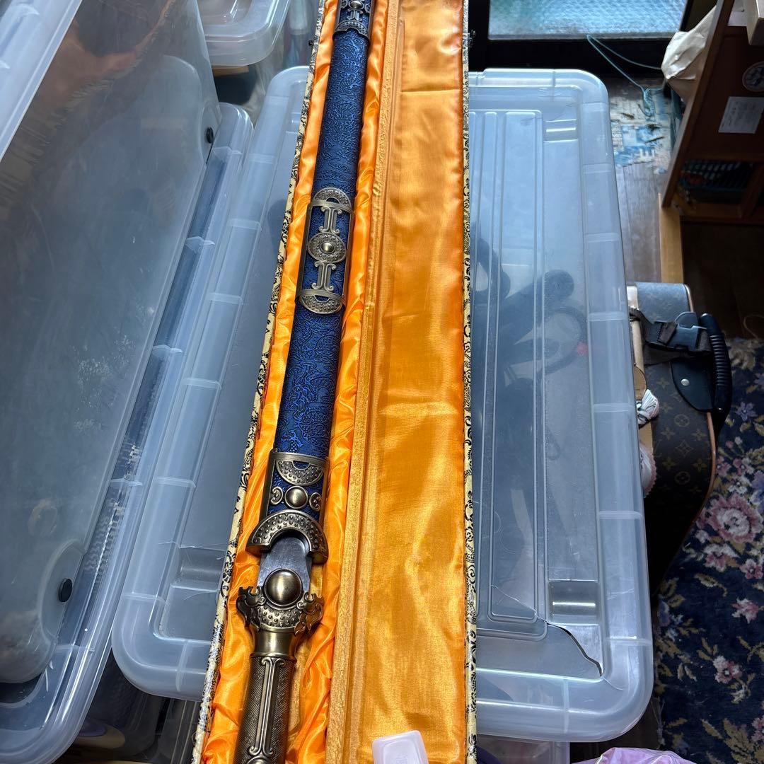 装飾的な青い刀とケース