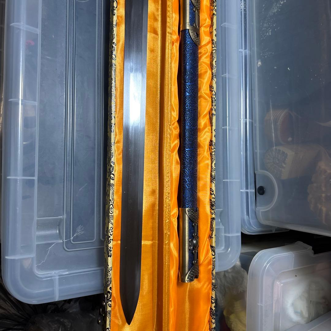 装飾的な青い刀とケース