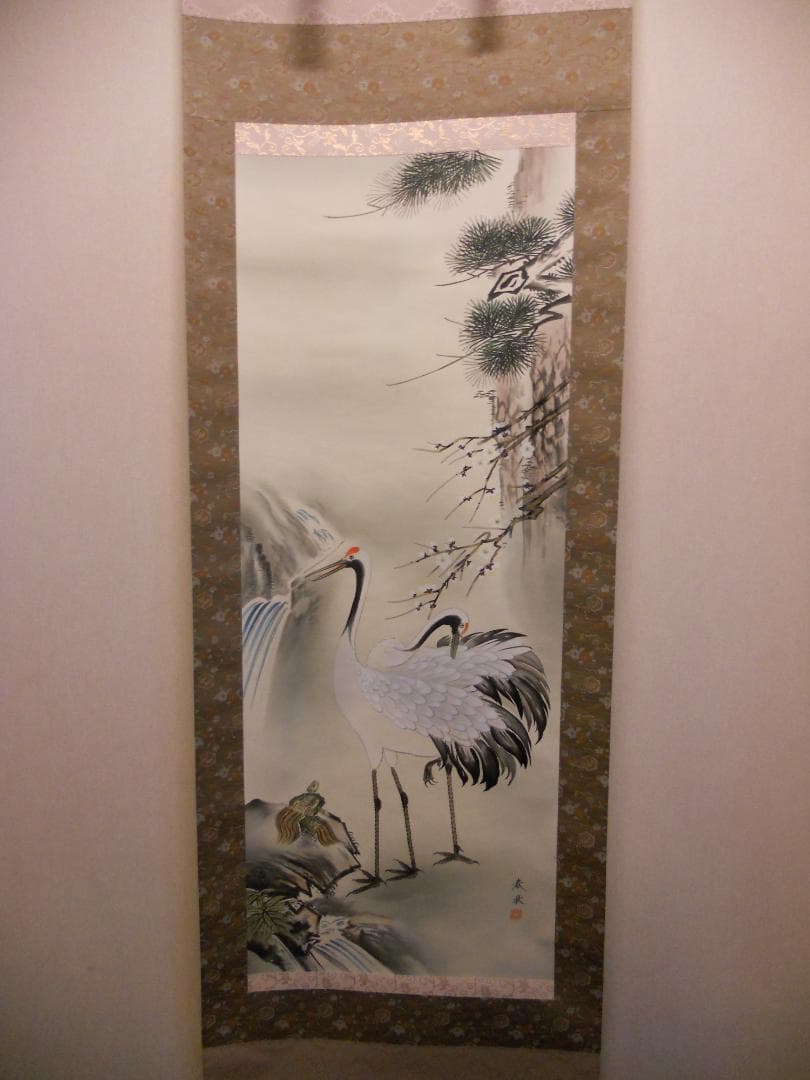 掛け軸 尾崎春秋 吉祥梅鶴図 絹本 希少 軸装 茶道具 掛軸 美品 です。