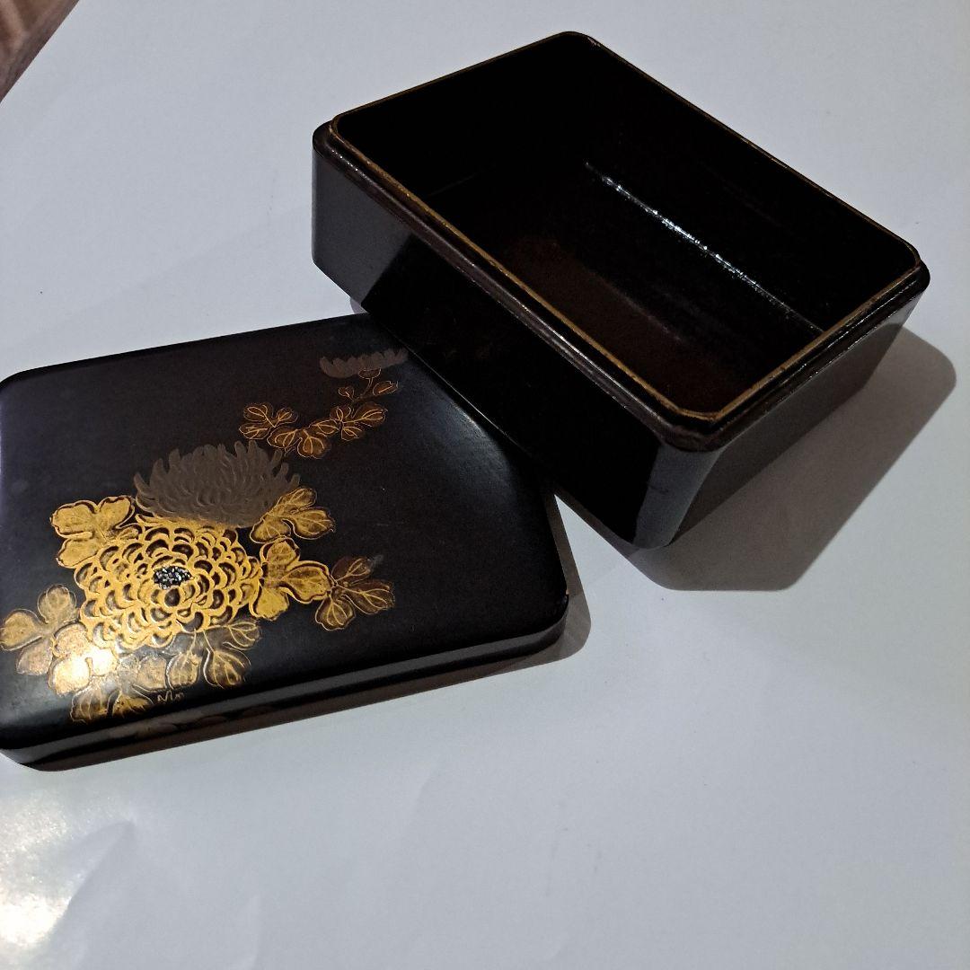 茶道具　食籠　螺鈿金彩蒔絵　蓋物　箱型 木地　黒地金彩螺鈿蒔絵 沈金菊図