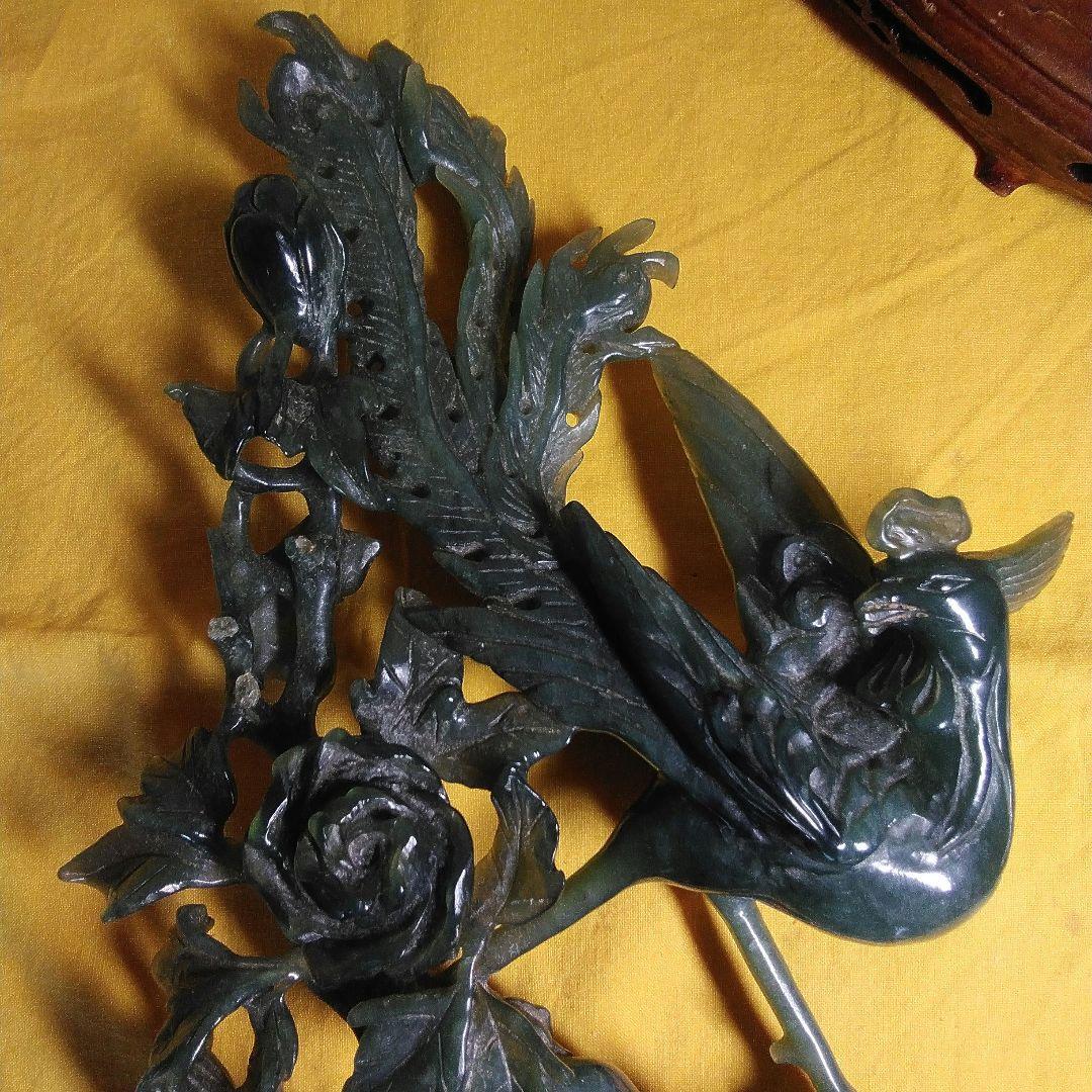 翡翠 鳥と花の彫刻 木製台座付き。