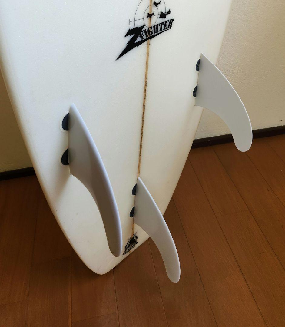 クォーターサーフボード・ショートボード (新品フィン3枚交換済み)