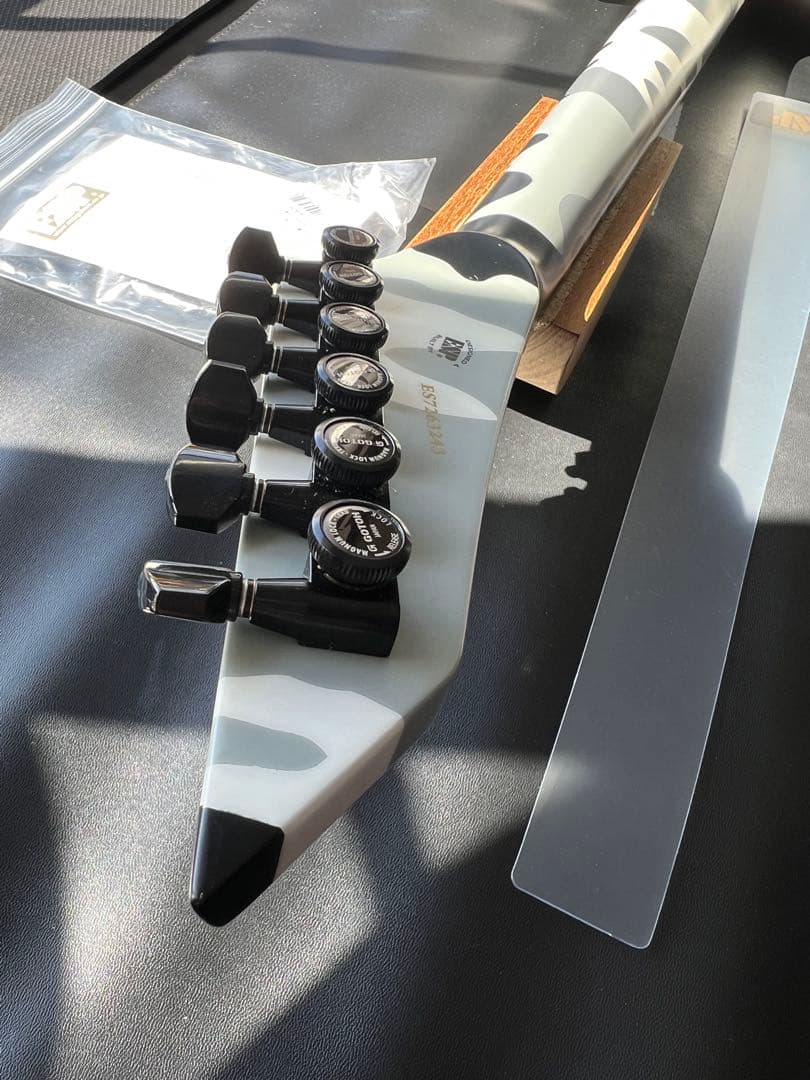 ギター E-II M-II NECK THRU Urban Camo L/H LEFTY