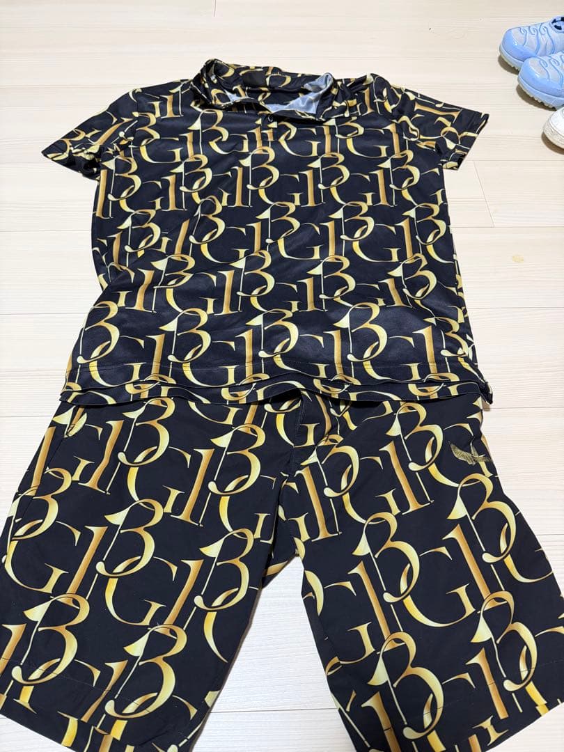 1PIU1UGUALE3 GOLFポロシャツとショートパンツのセットアップ