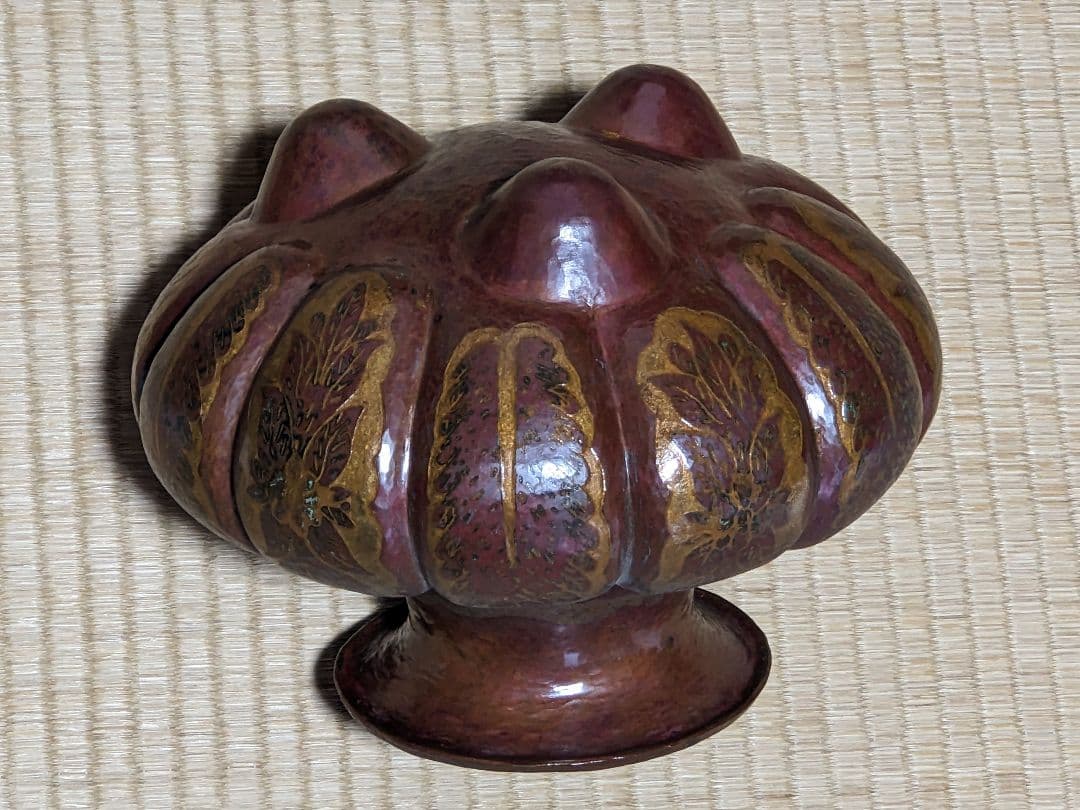 ♦銅器鎚起目 阿古陀形 草花文様 三足 壺 花器 花活け 置物 ペルシャ 骨董品