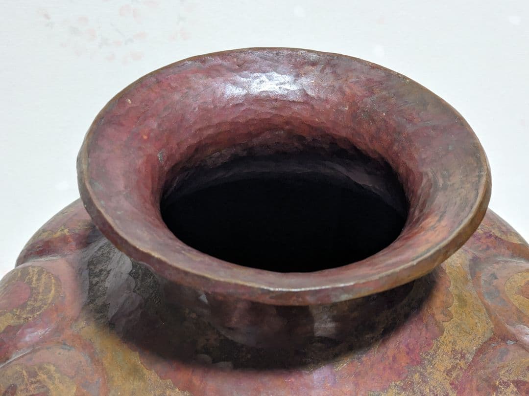 ♦銅器鎚起目 阿古陀形 草花文様 三足 壺 花器 花活け 置物 ペルシャ 骨董品