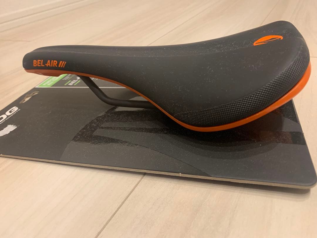 SDG BEL-AIR III サドル　オレンジ　 298g