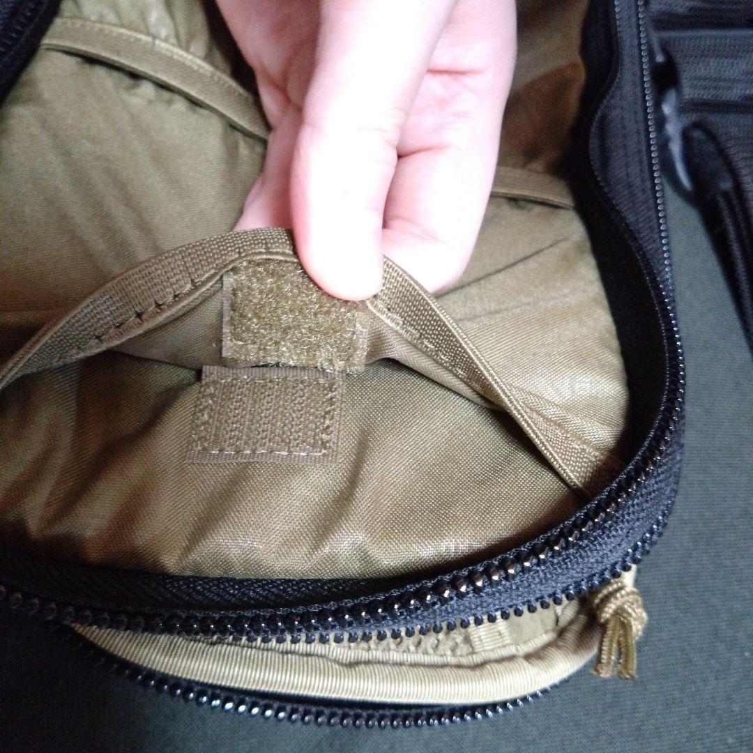 ハザード4 ブラック スリングバッグ