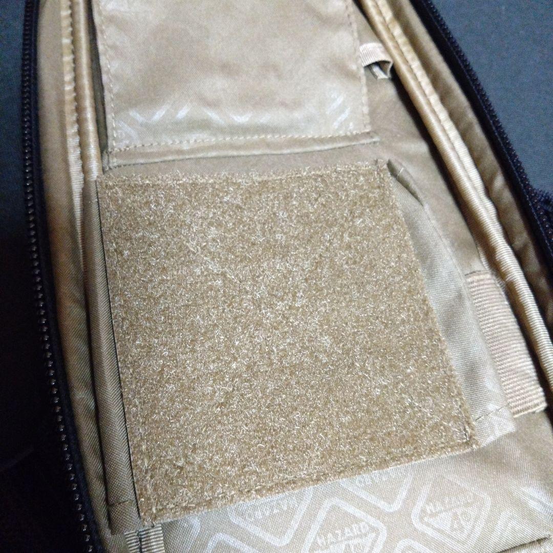 ハザード4 ブラック スリングバッグ