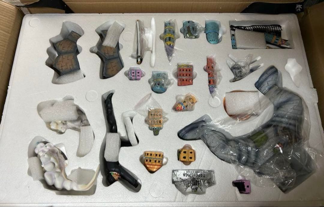 希少　超巨大　ワンピース　海外フィギュア　ゾロ　vs ピーカ