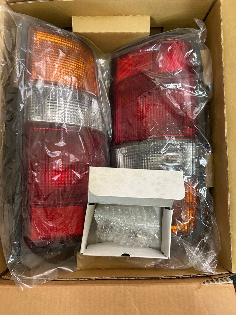 ランクル80後期　純正テールランプ