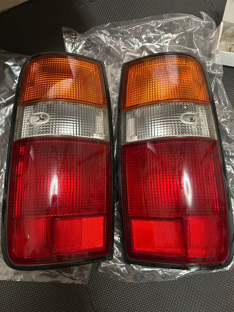 ランクル80後期　純正テールランプ
