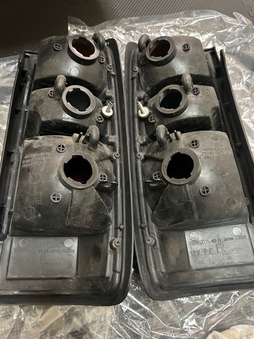 ランクル80後期　純正テールランプ